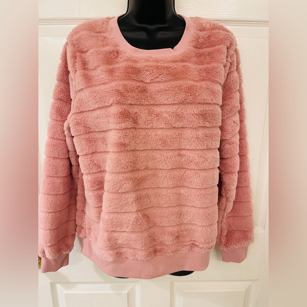 NWT , Faux Fur blush comforts soft sweat shirt blush  large